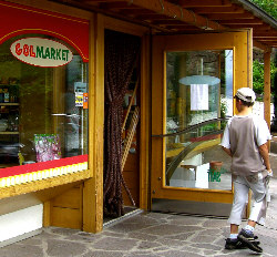 Was Sie in St. Georgen nicht direkt beim landwirtschaflichen Erzeuger kaufen, finden Sie im Dorfladen von Verschneid