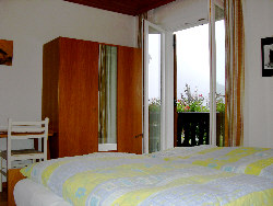 Zimmer der Ferienwohnung mit Balkon