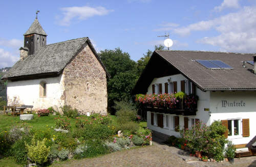 Kichlein von St. Georgen und Wohnhaus mit der Ferienwohnung bzw. den G�stezimmern