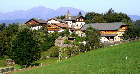 Blick auf den Weiler St. Georgen (im Hintergrund: die Hochalpen um Meran)