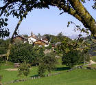 Blick auf den Weiler St. Georgen (Kirchlein und Wohnhaus mit der Ferienwohnung bzw. den g�stezimmern im Hintergrund)