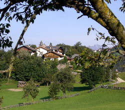 Blick auf den Weiler St. Georgen (Kirchlein und Wohnhaus mit der Ferienwohnung bzw. den g�stezimmern im Hintergrund)
