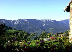 die geliebte Bank vor dem Kirchlein