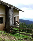 Der wanderweg von Schermoos zum Jenesier J�chel f�hrt an alten Geh�ften vorbei.