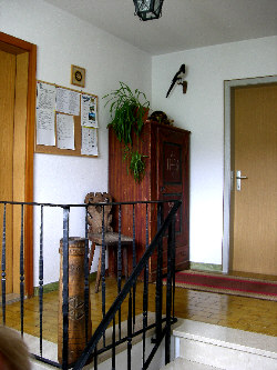 Vor den Zimmern und der Ferienwohnung